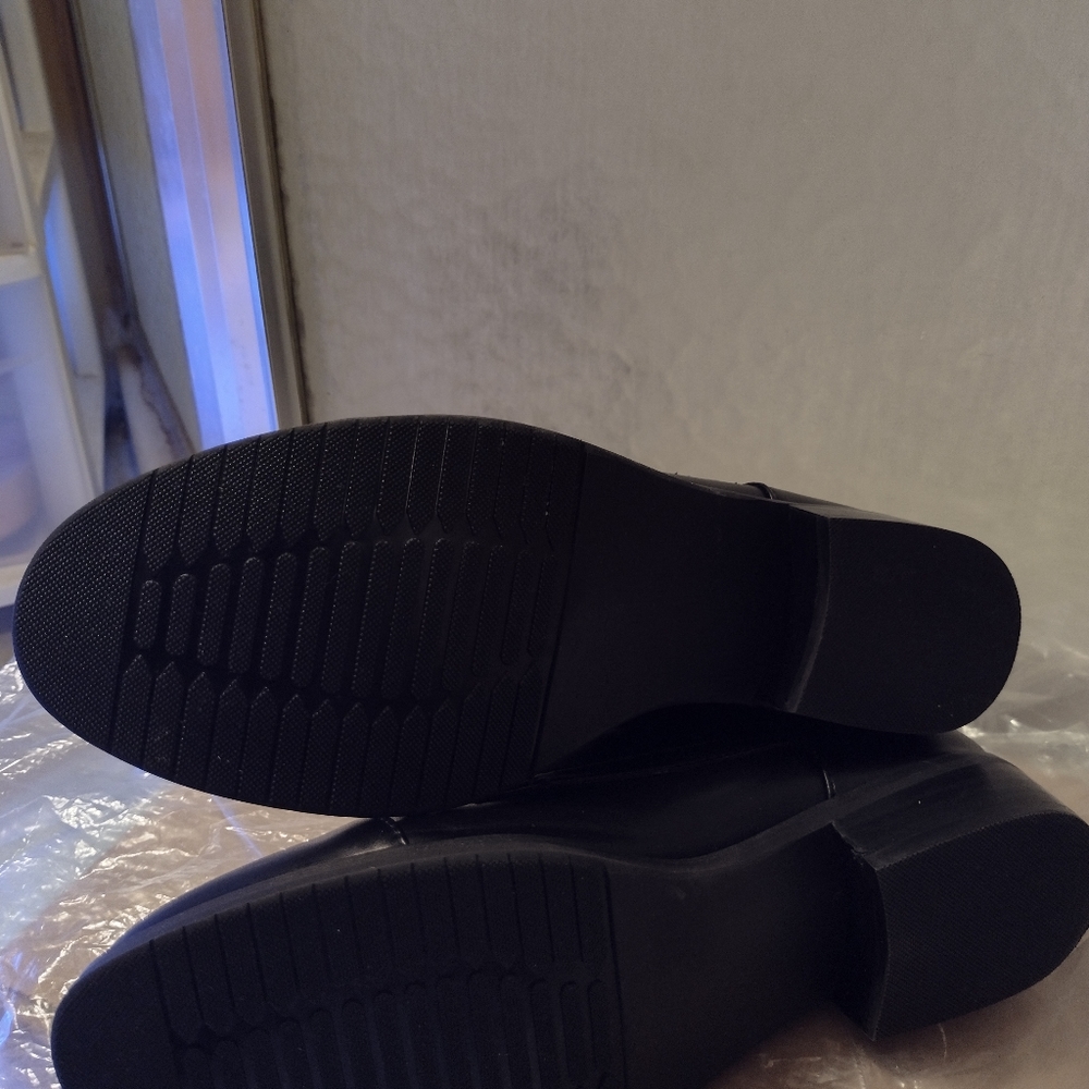 Shoes: Black Booties - Picture 2 of 4